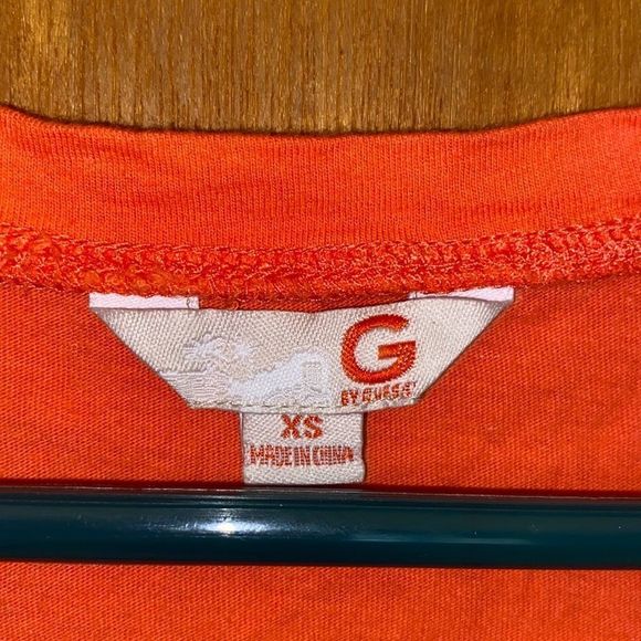 Guess v-neck tee size xs - Picture 5 of 5